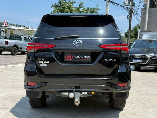 TOYOTA-HILUX SW4-2023