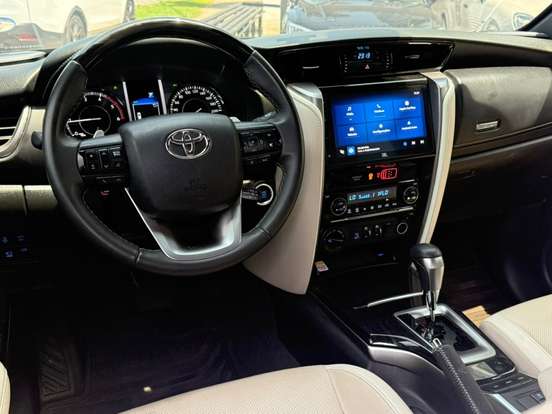 TOYOTA-HILUX SW4-2023