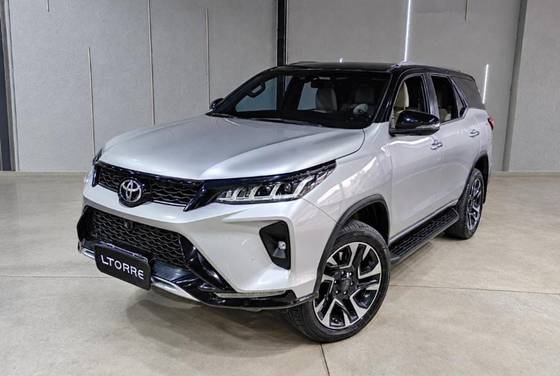 TOYOTA HILUX SW4 2.8 D-4D TURBO DIESEL DIAMOND 7L 4X4 AUTOMÁTICO