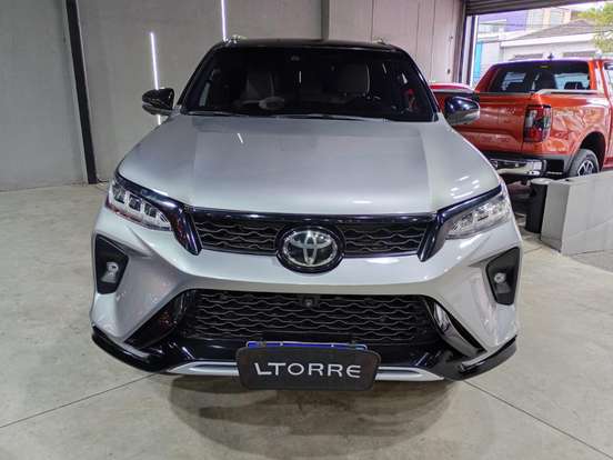 TOYOTA-HILUX SW4-2.8 D-4D TURBO DIESEL DIAMOND 7L 4X4 AUTOMÁTICO TOYOTA-HILUX SW4-2023