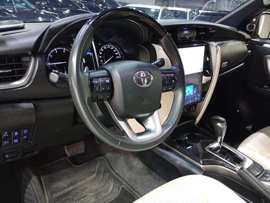 TOYOTA-HILUX SW4-2.8 D-4D TURBO DIESEL DIAMOND 7L 4X4 AUTOMÁTICO TOYOTA-HILUX SW4-2023