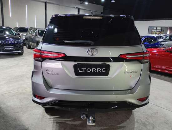 TOYOTA-HILUX SW4-2023