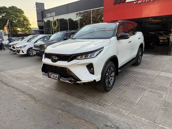 TOYOTA HILUX SW4 2.8 D-4D TURBO DIESEL DIAMOND 7L 4X4 AUTOMÁTICO