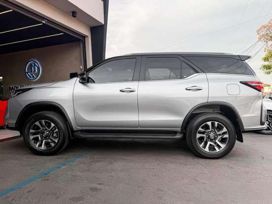 TOYOTA-HILUX SW4-2023