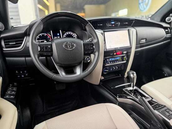 TOYOTA-HILUX SW4-2023