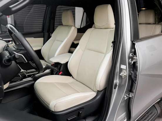 TOYOTA-HILUX SW4-2023
