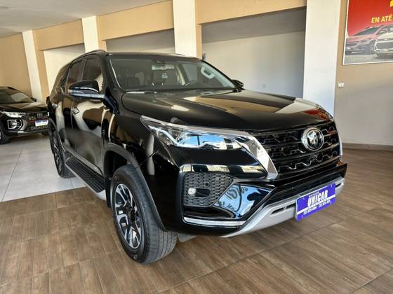 TOYOTA HILUX SW4 2.8 D-4D TURBO DIESEL SRX 7L 4X4 AUTOMÁTICO