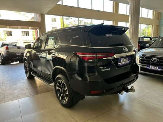 TOYOTA-HILUX SW4-2023