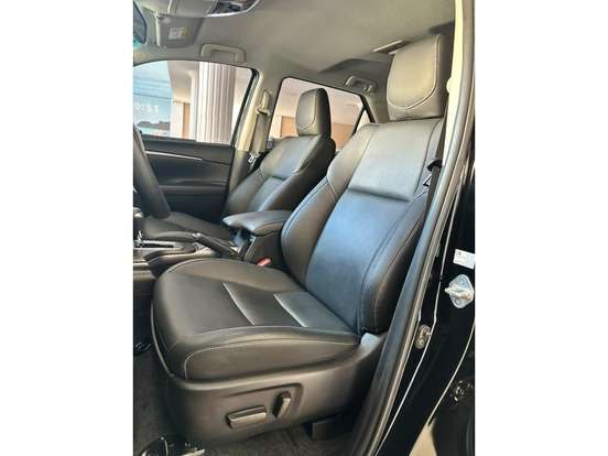 TOYOTA-HILUX SW4-2023