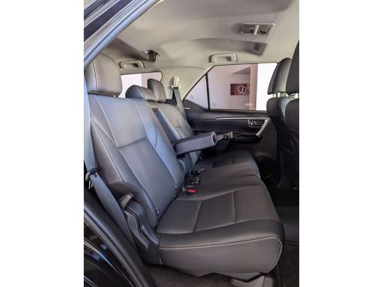 TOYOTA-HILUX SW4-2023
