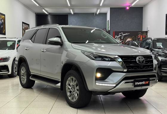 TOYOTA HILUX SW4 2.8 D-4D TURBO DIESEL SRX 7L 4X4 AUTOMÁTICO