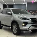 TOYOTA HILUX SW4 2.8 D-4D TURBO DIESEL SRX 7L 4X4 AUTOMÁTICO TOYOTA HILUX SW4 2.8 D-4D TURBO DIESEL SRX 7L 4X4 AUTOMÁTICO