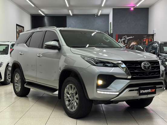 TOYOTA-HILUX SW4-2.8 D-4D TURBO DIESEL SRX 7L 4X4 AUTOMÁTICO TOYOTA-HILUX SW4-2023