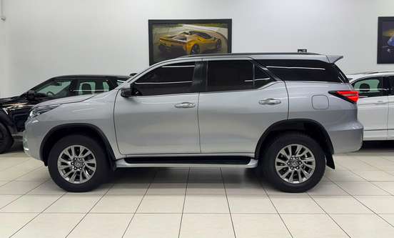 TOYOTA-HILUX SW4-2023