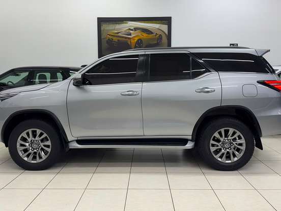 TOYOTA-HILUX SW4-2.8 D-4D TURBO DIESEL SRX 7L 4X4 AUTOMÁTICO TOYOTA-HILUX SW4-2023