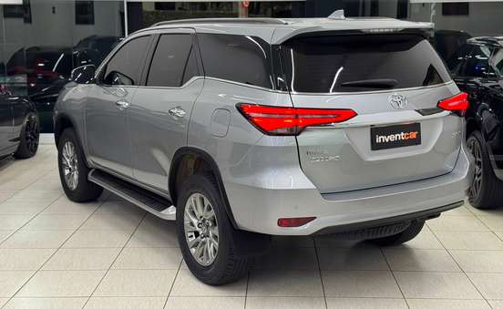 TOYOTA-HILUX SW4-2023