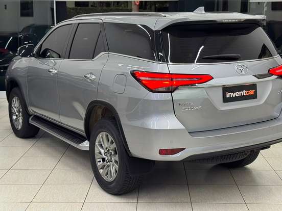 TOYOTA-HILUX SW4-2.8 D-4D TURBO DIESEL SRX 7L 4X4 AUTOMÁTICO TOYOTA-HILUX SW4-2023