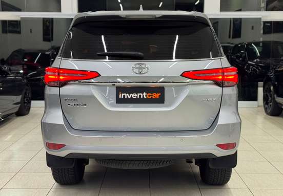 TOYOTA-HILUX SW4-2023