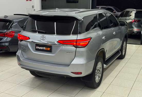 TOYOTA-HILUX SW4-2023