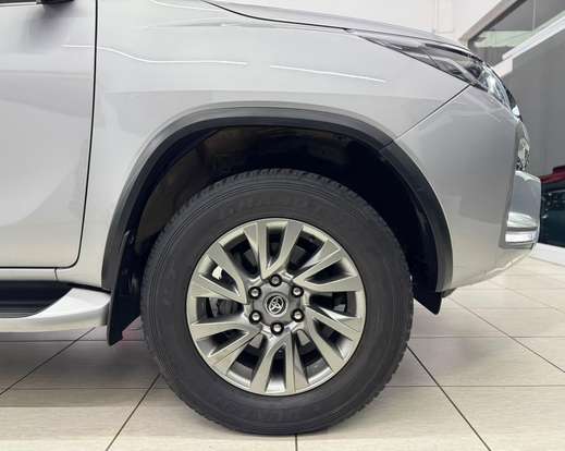 TOYOTA-HILUX SW4-2023