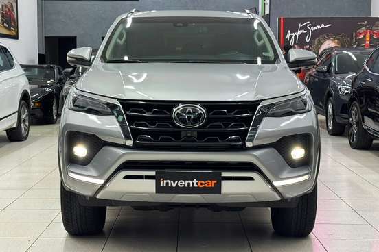 TOYOTA-HILUX SW4-2023