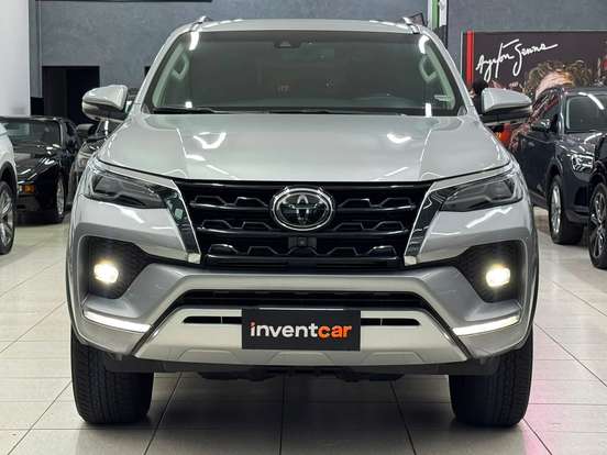 TOYOTA-HILUX SW4-2.8 D-4D TURBO DIESEL SRX 7L 4X4 AUTOMÁTICO TOYOTA-HILUX SW4-2023