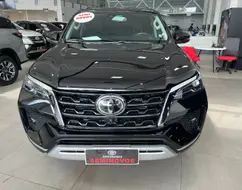 TOYOTA HILUX SW4 2.8 D-4D TURBO DIESEL SRX 7L 4X4 AUTOMÁTICO TOYOTA HILUX SW4 2.8 D-4D TURBO DIESEL SRX 7L 4X4 AUTOMÁTICO