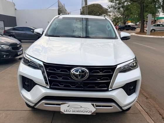 TOYOTA HILUX SW4 2.8 D-4D TURBO DIESEL SRX 7L 4X4 AUTOMÁTICO