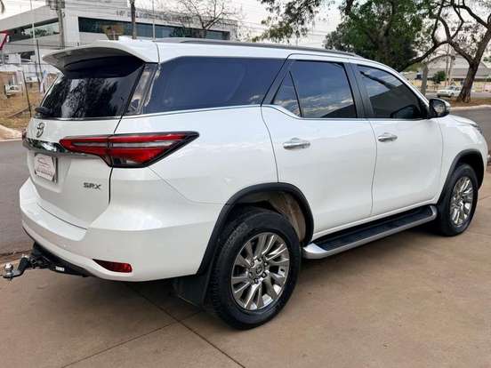 TOYOTA-HILUX SW4-2023