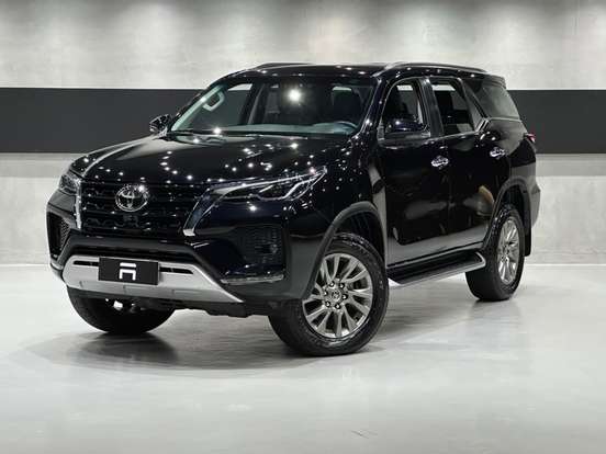 TOYOTA-HILUX SW4-2.8 D-4D TURBO DIESEL SRX 7L 4X4 AUTOMÁTICO TOYOTA-HILUX SW4-2023