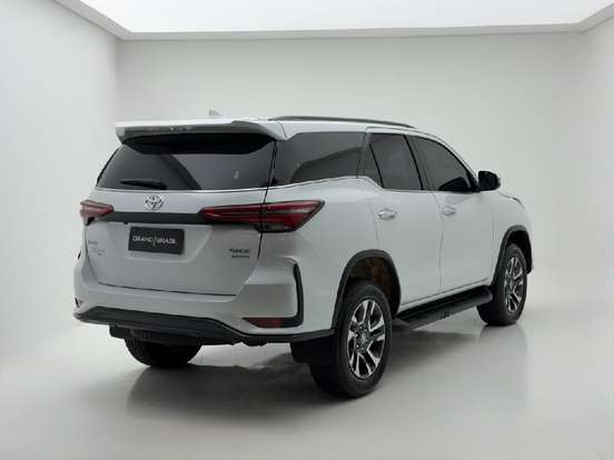 TOYOTA-HILUX SW4-2025
