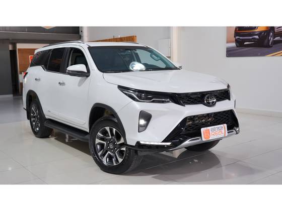 TOYOTA HILUX SW4 2.8 D-4D TURBO DIESEL SRX PLATINUM 7L 4X4 AUTOMÁTICO