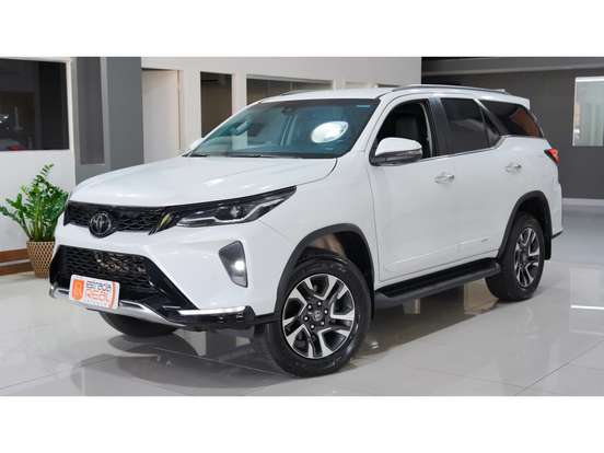 TOYOTA-HILUX SW4-2024