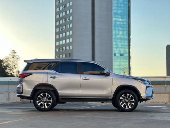 TOYOTA-HILUX SW4-2024