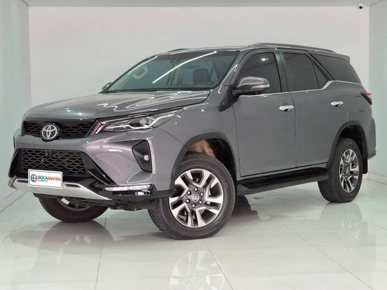 TOYOTA HILUX SW4 2.8 D-4D TURBO DIESEL SRX PLATINUM 7L 4X4 AUTOMÁTICO
