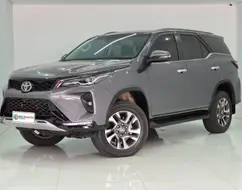 TOYOTA HILUX SW4 2.8 D-4D TURBO DIESEL SRX PLATINUM 7L 4X4 AUTOMÁTICO TOYOTA HILUX SW4 2.8 D-4D TURBO DIESEL SRX PLATINUM 7L 4X4 AUTOMÁTICO