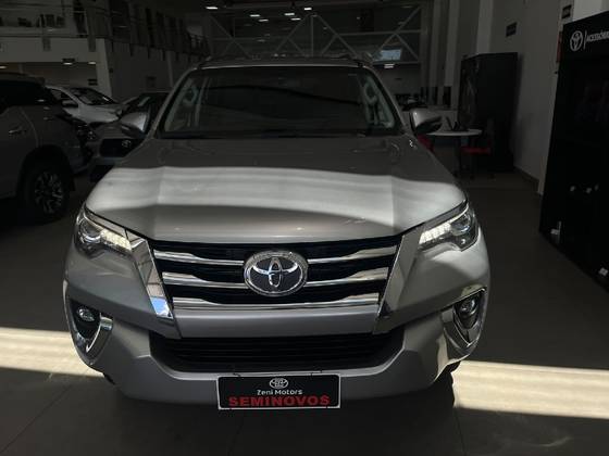 TOYOTA HILUX SW4 2.8 SRX 4X4 7 LUGARES 16V TURBO INTERCOOLER DIESEL 4P AUTOMÁTICO