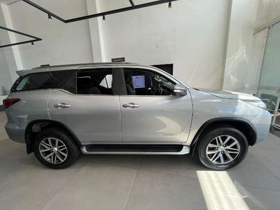 TOYOTA-HILUX SW4-2.8 SRX 4X4 7 LUGARES 16V TURBO INTERCOOLER DIESEL 4P AUTOMÁTICO TOYOTA-HILUX SW4-2019