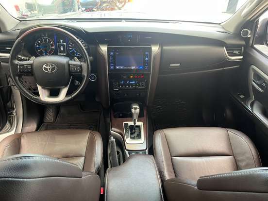 TOYOTA-HILUX SW4-2.8 SRX 4X4 7 LUGARES 16V TURBO INTERCOOLER DIESEL 4P AUTOMÁTICO TOYOTA-HILUX SW4-2019