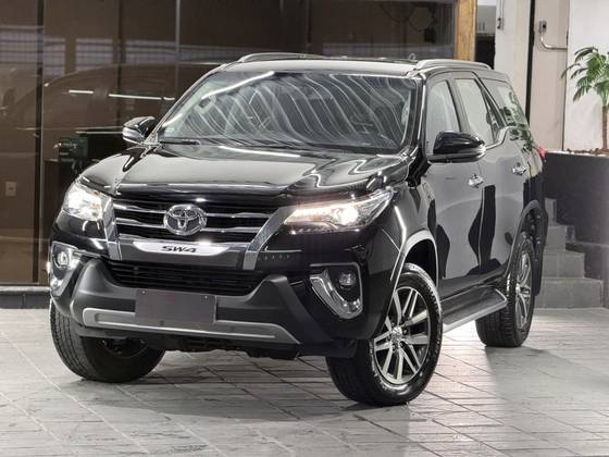 TOYOTA HILUX SW4 2.8 SRX 4X4 7 LUGARES 16V TURBO INTERCOOLER DIESEL 4P AUTOMÁTICO