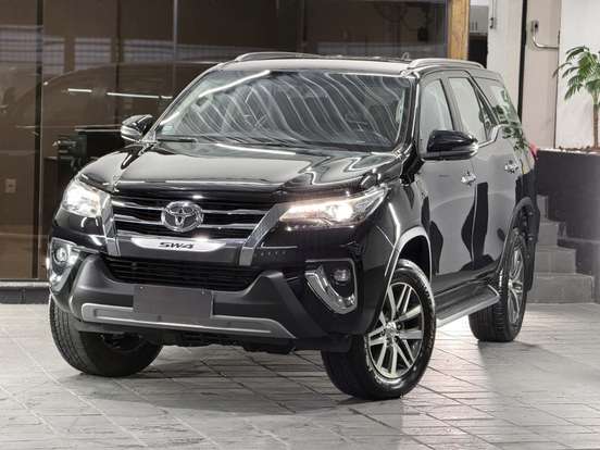 TOYOTA-HILUX SW4-2.8 SRX 4X4 7 LUGARES 16V TURBO INTERCOOLER DIESEL 4P AUTOMÁTICO TOYOTA-HILUX SW4-2020