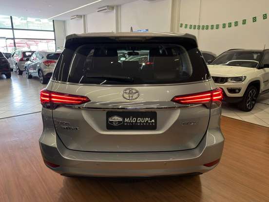 TOYOTA-HILUX SW4-2.8 SRX 4X4 7 LUGARES 16V TURBO INTERCOOLER DIESEL 4P AUTOMÁTICO TOYOTA-HILUX SW4-2019