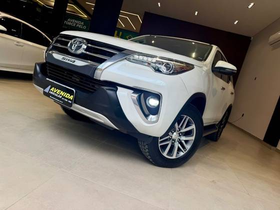 TOYOTA HILUX SW4 2.8 SRX 4X4 7 LUGARES 16V TURBO INTERCOOLER DIESEL 4P AUTOMÁTICO