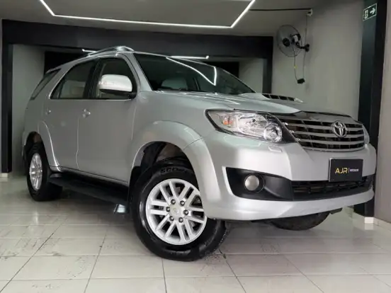 TOYOTA-HILUX SW4-3.0 SR 4X4 16V TURBO INTERCOOLER DIESEL 4P AUTOMÁTICO TOYOTA-HILUX SW4-2015