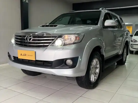 TOYOTA-HILUX SW4-3.0 SR 4X4 16V TURBO INTERCOOLER DIESEL 4P AUTOMÁTICO TOYOTA-HILUX SW4-2015