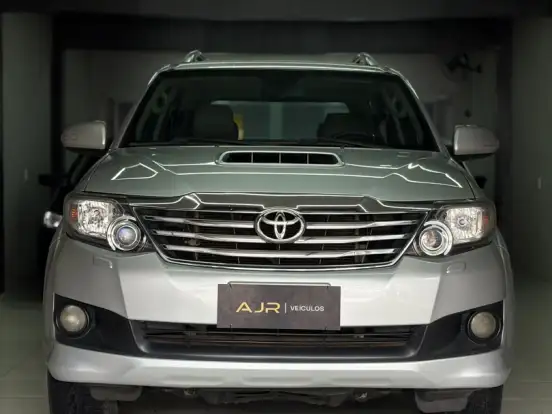 TOYOTA-HILUX SW4-3.0 SR 4X4 16V TURBO INTERCOOLER DIESEL 4P AUTOMÁTICO TOYOTA-HILUX SW4-2015