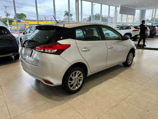 TOYOTA-YARIS-2022
