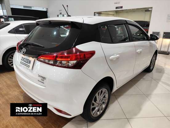 TOYOTA-YARIS-2023