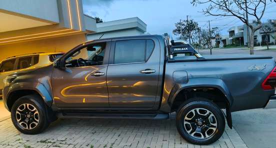 TOYOTA-HILUX-2023