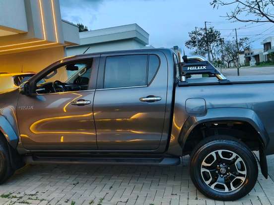 TOYOTA-HILUX-2.8 D-4D TURBO DIESEL CD SRX PLUS 4X4 AUTOMÁTICO TOYOTA-HILUX-2023
